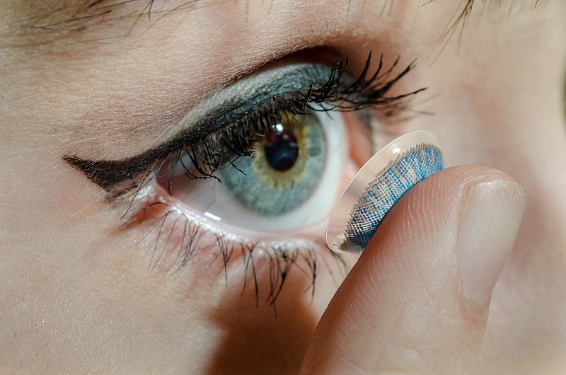 Dr-Roy-Coosa-Eye-Contact-Lens